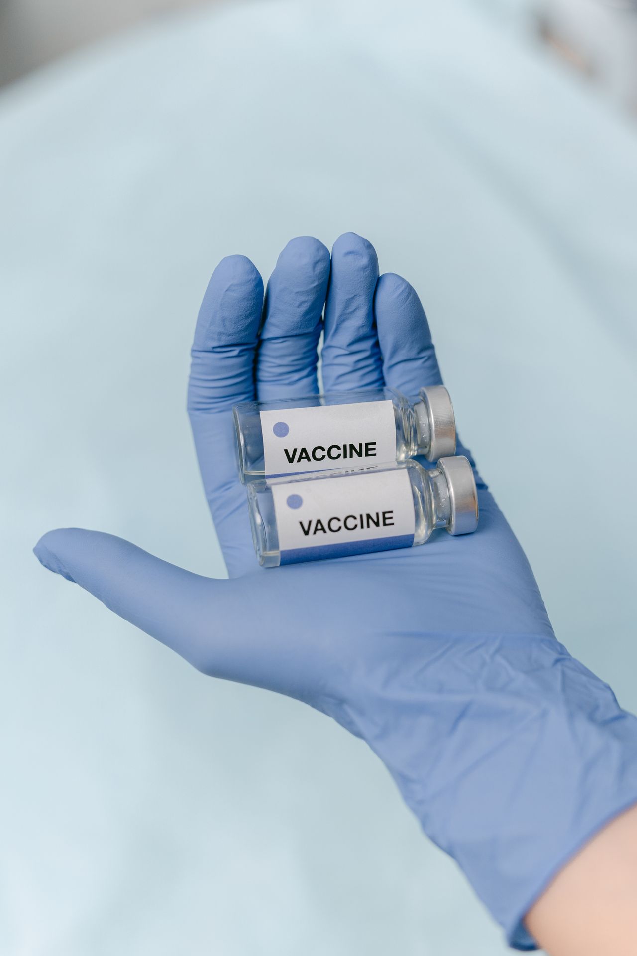 Vaccine 5 trong 1 và 6 trong 1 khác nhau thế nào? Nên tiêm loại nào cho bé?