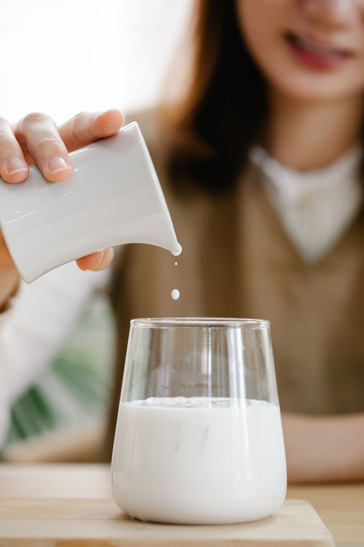 Bé uống sữa bị đầy bụng, xì hơi nhiều – Có phải bất dung nạp lactose không?