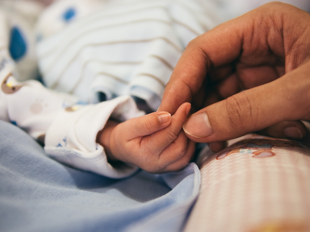 Làm sao biết trẻ ho thông thường hay bị viêm phổi? Dấu hiệu cha mẹ cần biết