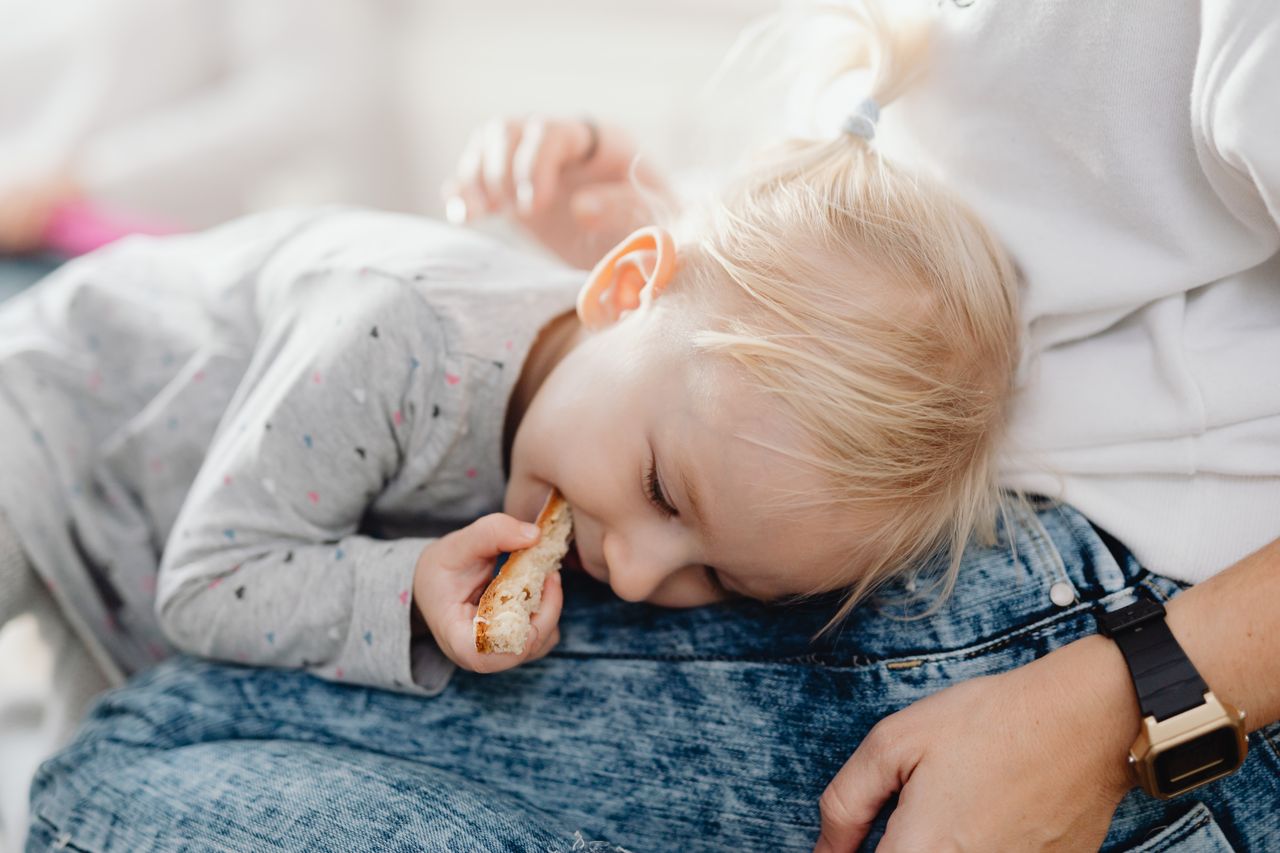 Trẻ bị suy thận cần ăn uống như thế nào? Có phải kiêng đạm không?